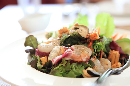 海食沙拉和日本酱午餐盘子柠檬美食叶子鱿鱼贝类食物宏观餐厅图片