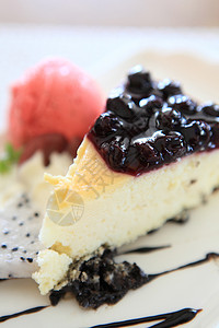蓝莓芝士蛋糕片盘子面包师面包浆果食物奶制品美食糕点水果餐厅图片