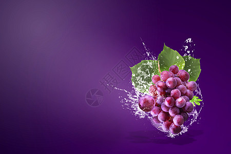 红背景的新鲜红葡萄上洒水酒厂植物热带液体宏观海浪酒精气泡浆果饮食图片
