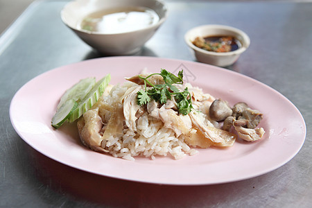 泰国食品美食鸡肉加大米 奶油泥和茶饭煮沸饮食烹饪课程午餐男人大豆黄瓜盘子香菜图片