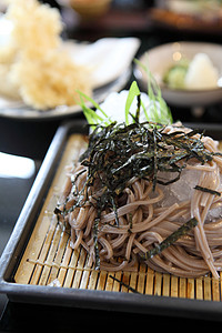 面条和炸虾竹子宏观饮食托盘大豆午餐美食筷子烹饪蔬菜图片