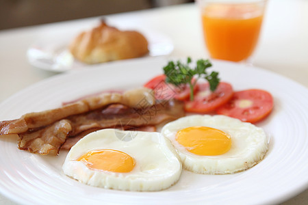 早餐加培根 煎蛋和橙汁服务橙子营养黄油杯子晴天咖啡果汁油炸面包图片