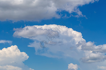 蓝色天空背景的白毛乌云气候失效云景白色多云运动气氛天气天堂时间图片