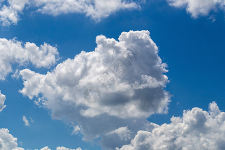 蓝色天空背景的白毛乌云失效气候运动多云时间白色云景气氛天堂天气图片