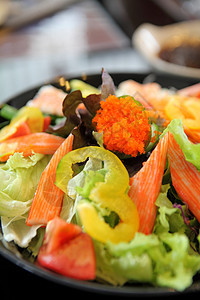 海食沙拉和日本酱饮食午餐宏观柠檬螃蟹贝类国王小吃叶子海鲜图片