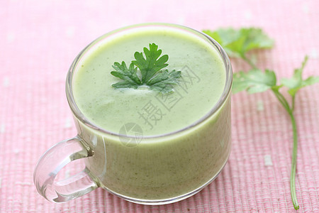 绿色蔬菜汤食物餐具饮食勺子奶油美食盘子叶子香菜洋葱图片
