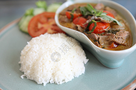 新鲜咖喱牛肉草本植物洋葱胡椒土豆食物美味立方体饮食猪肉香料图片