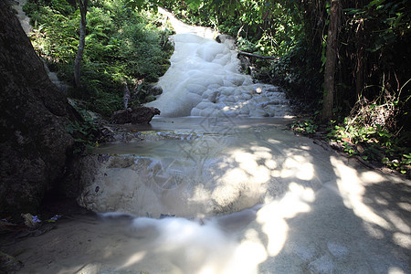 瀑布运动阳光岩石荒野丛林蓝色森林风景石头公园图片