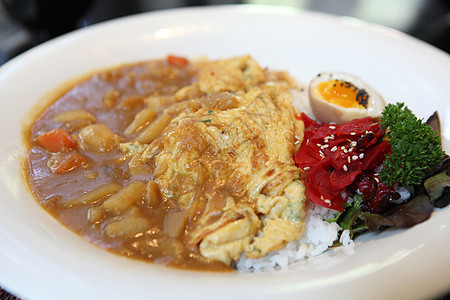 配煎蛋卷的咖喱大米烹饪油炸腰部沙拉午餐食物盘子海鲜猪肉美食图片