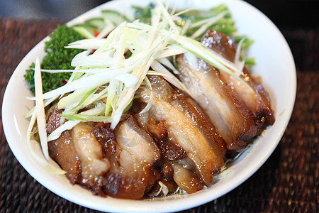 日式日本口型的牛胸猪肚筷子蒸汽午餐皮肤美食胡椒烹饪盘子腹部美味图片