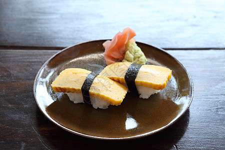 鸡蛋寿司桌子黑地鱼子油炸烹饪芳香海鲜玉子盘子食物图片