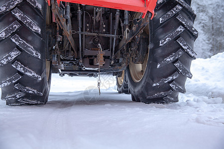 拖拉机在冬季从雪雪中清理道路图片