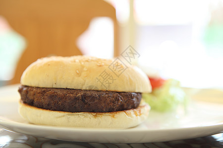 牛肉汉堡箱面包种子营养洋葱木头沙拉午餐包子食物芝麻图片