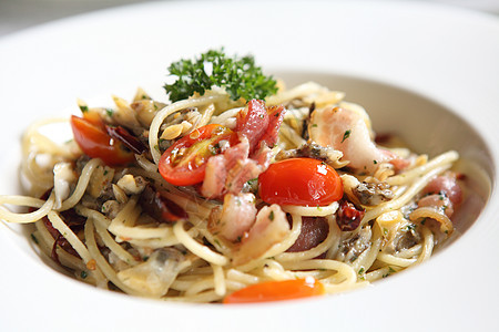 配有培根和贝贝类的意大利面条午餐草本植物美食烹饪传统情调桌子扇贝餐厅叶子图片