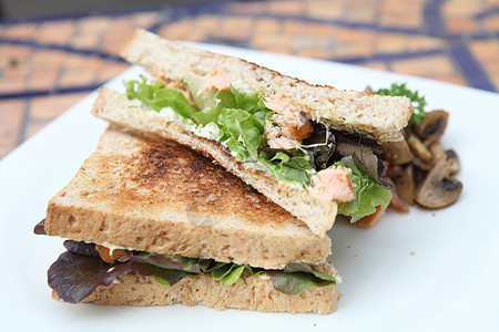 三明治和鲑鱼沙拉熟食美食派对食物早餐海鲜桌子厨房盘子图片