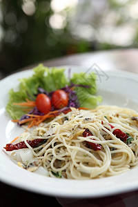 配有培根和贝贝类的意大利面条午餐烹饪食物餐厅盘子厨房小龙虾饮食情调海洋图片