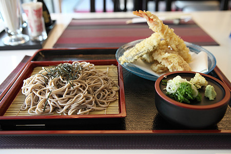 面条和炸虾午餐食物大豆油炸筷子竹子蔬菜烹饪面粉托盘图片