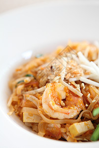 泰国食用泥薯炸面条和虾美食盘子花生油炸国王蔬菜街道小吃服务食物图片