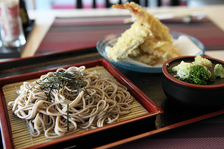 面条和炸虾食物油炸蔬菜筷子托盘面粉竹子宏观大豆午餐图片