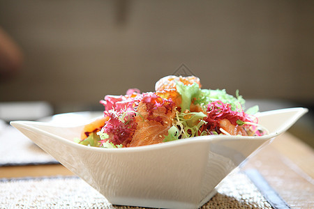 三文鱼沙拉鱼片草本植物海鲜餐厅食物胡椒美食蔬菜小吃营养图片