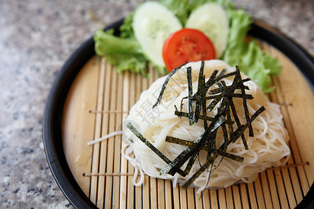 沙米面 美麦面面服务午餐营养洋葱食物蔬菜蓝色素面挂面调味品图片