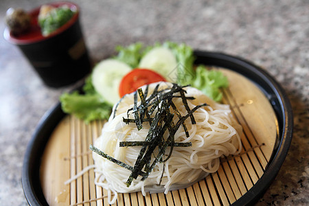 沙米面 美麦面面洋葱蔬菜盘子烹饪午餐素面服务饮食蓝色挂面图片