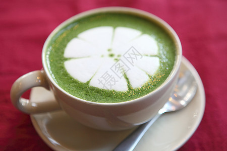 绿茶拿铁奶油美食食物牛奶饮料泡沫杯子拿铁草本植物叶子图片