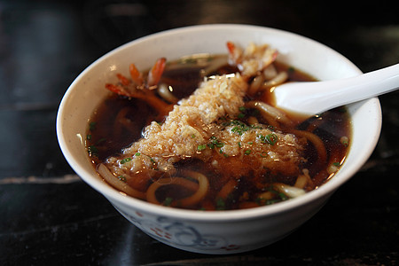 乌东面和虾蔬菜海苔面条芝麻食物午餐文化太子筷子用餐图片