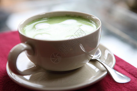 绿茶拿铁美食奶油泡沫草本植物杯子营养饮料玻璃叶子味道图片