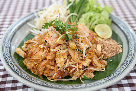 泰国食用泥薯炸面条和虾柠檬盘子蔬菜面条街道市场食物烹饪软垫花生图片