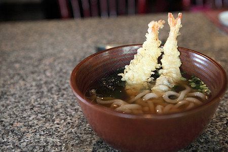 乌东面和虾小麦香料蔬菜面条木头海苔食物芝麻文化美食图片