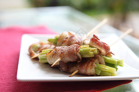 培根卷美食食物猪肉白色红色小吃盘子油炸餐厅蔬菜图片