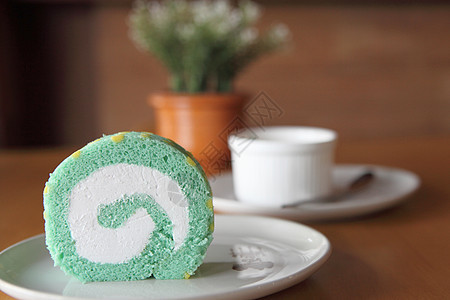 滚饼蛋糕白色香草水果蓝色巧克力漩涡绿色面包薄荷棕色图片