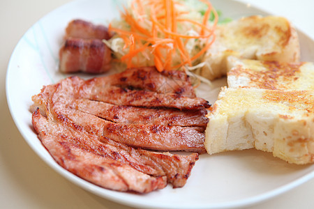 木材背景牛排食物胡椒牛肉沙拉蔬菜午餐鱼片用餐烹饪土豆图片