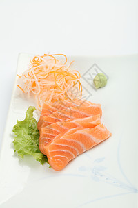 凉拌沙拉在白色背景中孤立的sashimi鲑鱼酒吧鱼片餐厅海鲜文化美食橙子食物寿司美味背景