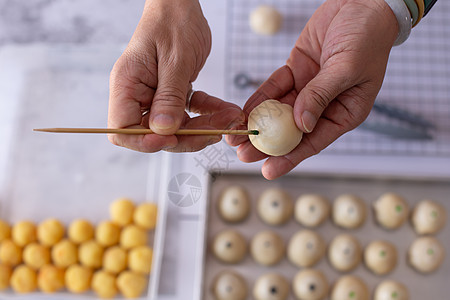 准备中国糕点的薄饼面粉纸芝麻面包包子美食季节紫色小吃月亮甜点蛋糕图片