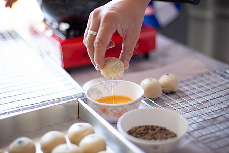 准备中国糕点的薄饼面粉纸季节小吃陶器文化蛋糕芝麻食物庆典礼物包子图片