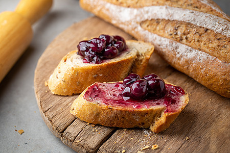 鲜自自制的法国白菜面包加蓝莓果酱 O白色营养面包师棕色面团粮食食物早餐面粉午餐图片