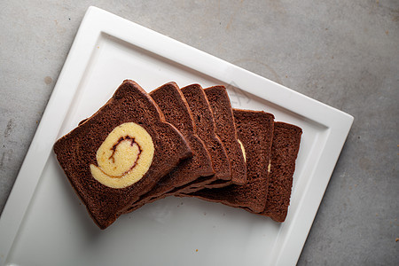 巧克力面包里塞满了果酱卷饼 上面加了巧克力包甜点榛子漩涡白色黄油牛奶奶油状早餐蛋糕可可图片