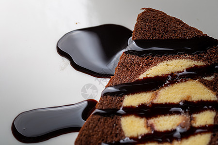 巧克力面包里塞满了果酱卷饼 上面加了巧克力包传播食物白色牛奶黄油棕色奶油状漩涡蛋糕可可图片
