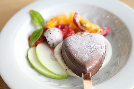 水果加巧克力冰淇淋产品菜单食物甜点玻璃食谱咖啡店叶子奶制品奶油图片