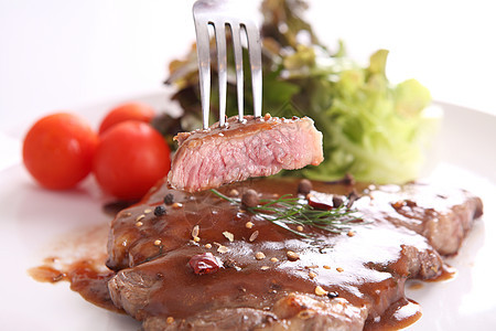 白背景牛肉牛排美食鱼片午餐饮食蔬菜烹饪用餐牛肉盘子牛扒图片