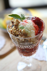 水果和香草冰淇淋奶油勺子巧克力奶制品菜单玻璃圣代食谱食物餐厅图片