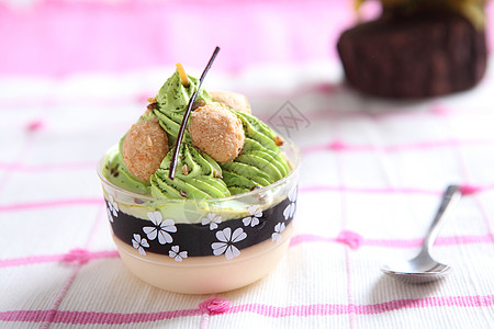 绿茶布丁食物粉末乳白色奶油玻璃勺子蛋糕盘子薄荷酸奶图片