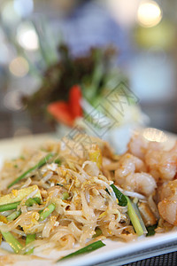 泰国食用泥薯炸面条和虾花生豆芽盘子小吃市场蔬菜服务烹饪食物油炸图片