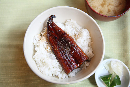 用日本米饭的意大利风格餐厅大豆海藻熏制美食芝麻营养食物用餐鳗鱼图片