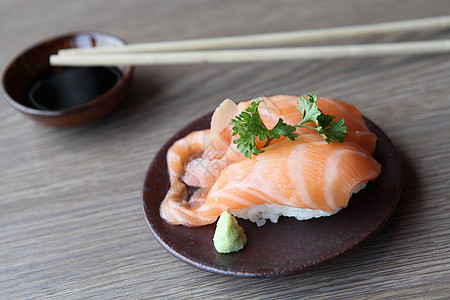 沙门寿司海藻饮食食物用餐美味寿司美食海鲜木头小吃高清图片