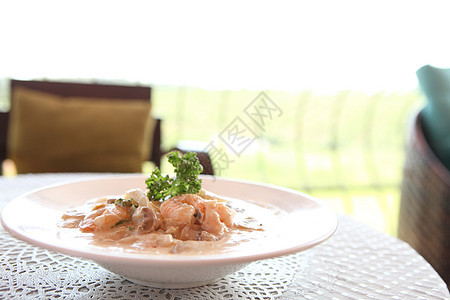 带虾的意大利面条食物营养香蒜餐厅草本植物贝类美食国王午餐盘子图片