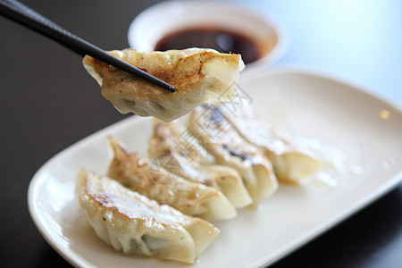 Gyoza 青沙水饺点心餐厅盘子食物猪肉油炸洋葱白色午餐图片