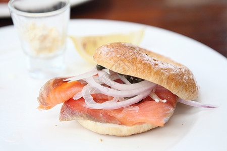 鲑马哈马面包饼鳟鱼熏制橙子奶油食物面包早餐美食洋葱海鲜图片